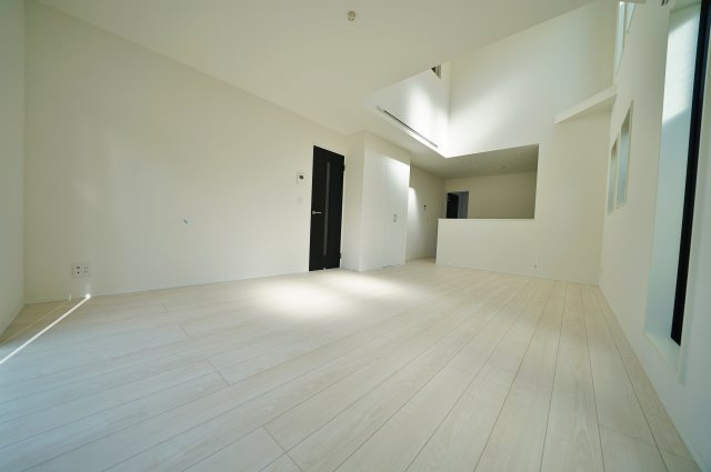 【横浜市瀬谷区瀬谷2丁目32-13全2棟新築戸建て】★仲介手数料無料★（二ツ橋小学校・東野中学校）の居間・リビング