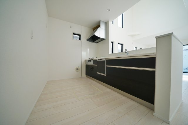 【横浜市瀬谷区瀬谷2丁目32-13全2棟新築戸建て】★仲介手数料無料★（二ツ橋小学校・東野中学校）のキッチン