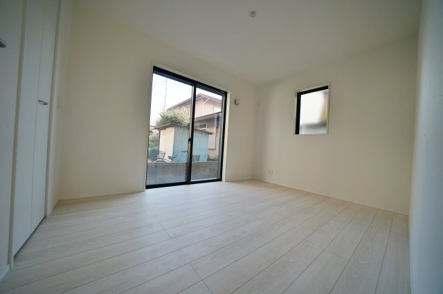 【横浜市瀬谷区瀬谷2丁目32-13全2棟新築戸建て】★仲介手数料無料★（二ツ橋小学校・東野中学校）の洋室