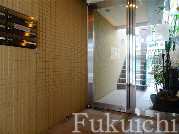 ソフィア都立大のエントランス