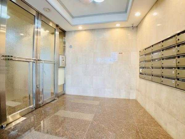 雅叙園碑文谷ドミトリィのエントランス