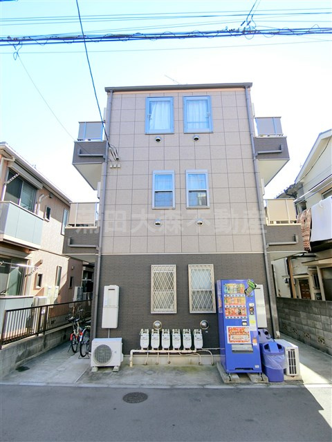 カーサ・フェリーチェの外観|2012年10月築　木造地上3階建て総戸数12戸オートロック付Wi-Fiインターネット無料の人気賃貸アパート　東京都大田区西蒲田3丁目　東急池上線池上駅最寄り、蓮沼駅とJR京浜東北線蒲田駅も徒歩圏内