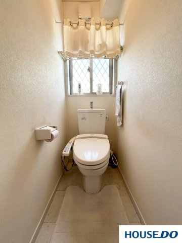 中古戸建　足利市山川町のトイレ|壁や床、設備全体が明るいトーンで統一されていて、とても清潔感があり、気持ちよく使える空間だと感じますね！！！