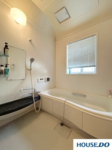 中古戸建　足利市山川町の浴室|身体を伸ばしてゆったりと入れそうな、カーブが美しい浴槽ですね。一日の疲れをしっかり癒せそうです。

空間が明るく開放的に見えます。ブラインドが清潔感を保ちながら、プライバシーもしっかり守ってくれます！