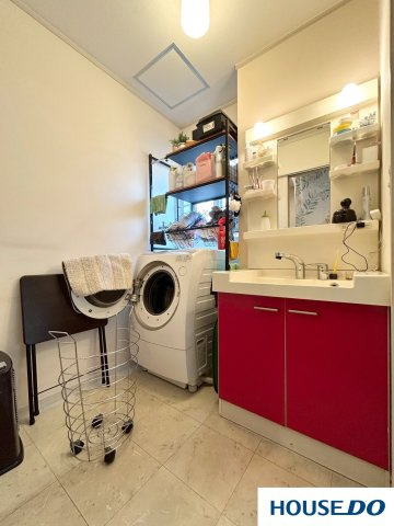 中古戸建　足利市山川町の洗面所|洗面台のキャビネットの鮮やかな赤色が、白を基調とした空間に素敵なアクセントを加えていて、明るい雰囲気になっています！！！！