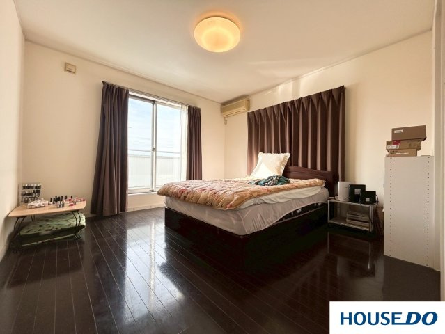 中古戸建　足利市山川町の洋室|深みのある色が使われていて、お部屋全体がシックで大人っぽい印象です。床の光沢がさらに高級感を醸し出しています♪