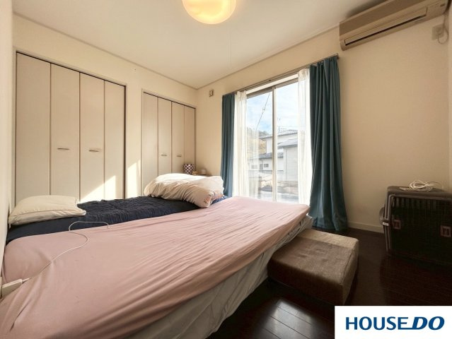 中古戸建　足利市山川町の洋室|壁一面の白いクローゼットが、お部屋全体を明るく、すっきりとした印象にしています。収納力がたっぷりありそうなので、生活空間を広く使えそうです！！！