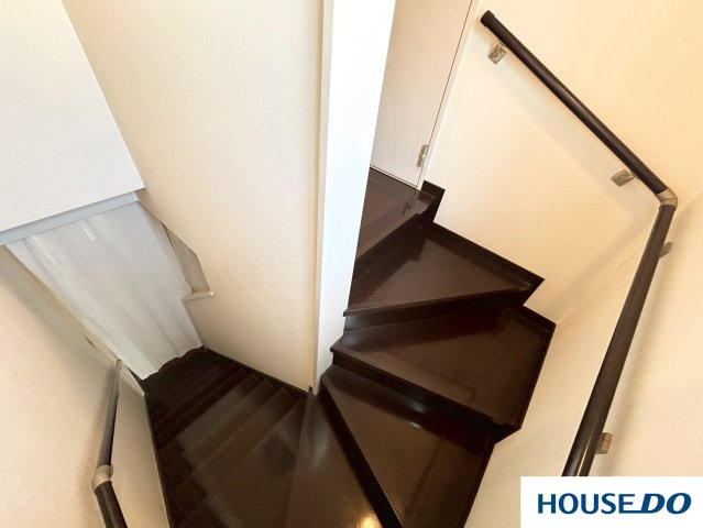 中古戸建　足利市山川町のその他|螺旋状の構造は、限られた空間でもスムーズに階を繋ぐ工夫がされていて、機能的にも優れています！！！
ステップの表面の光沢が、空間に重厚感と高級感を与えています。