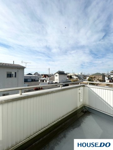 中古戸建　足利市山川町のバルコニー|広々としていて開放感がありますね！洗濯物を干したり、椅子を出してのんびり過ごしたりするのに最高に気持ちが良さそうです♡