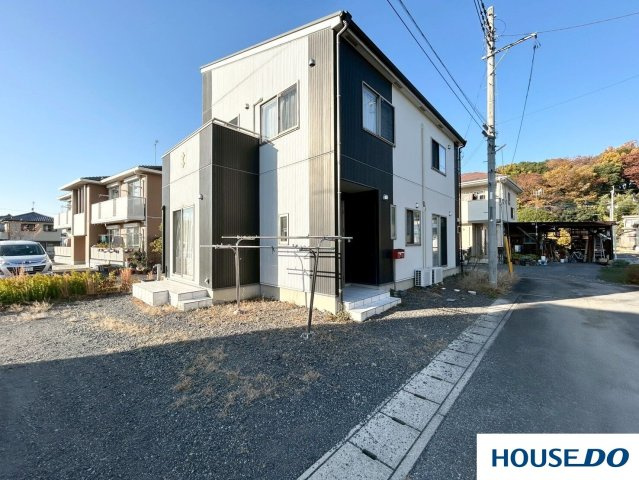 中古戸建　足利市山川町の外観|色のコントラスト白と黒のツートンカラーの組み合わせが、建物の形を際立たせ、洗練されたモダンな印象を与えています！！！