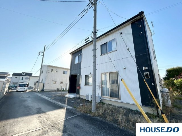 中古戸建　足利市山川町の外観|直線的なデザインと、部分的に濃い色を使った壁が、シャープで都会的な雰囲気を作り出していて素敵です♪