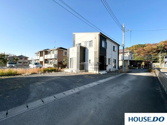 中古戸建　足利市山川町の前面道路含む現地写真|広々とした前面道路と敷地：手前の舗装されたスペースや道路が広く、圧迫感がありません。これなら車の出し入れもスムーズで、駐車スペースにも余裕がありそうです！！！