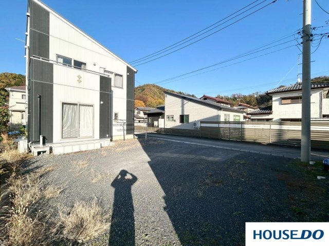 中古戸建　足利市山川町の駐車場|手前の砂利の敷地が非常に広く、ゆったりとした空間が確保されています。駐車スペースに余裕があり、使い勝手が良さそうです！！！！