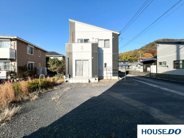 中古戸建　足利市山川町の外観|周辺の住宅や風景の中でも、シンプルながらも個性を放っており、目を引くデザインですね♪