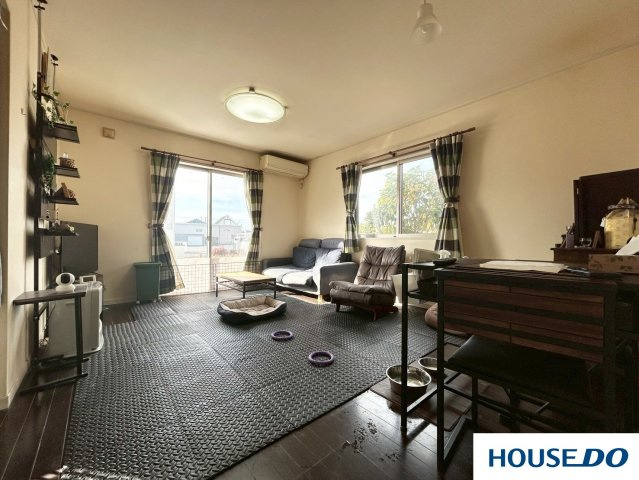 中古戸建　足利市山川町の居間・リビング|リビングに大きな窓が2面にあり、非常に明るく開放的な空間です。太陽の光がたっぷりと入るため、日中は電気なしでも快適に過ごせそうです♪