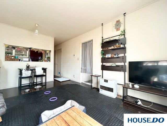 中古戸建　足利市山川町の居間・リビング|特に目を引くのは、壁面収納を上手く活用されている点です。棚に置かれた雑貨や小物類が、まるでショップのディスプレイのようにセンス良く並べられていて、「見せる収納」がとてもお洒落ですね♪