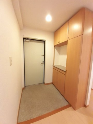 【玄関】 | アーデントグレイス | 収納もある玄関です