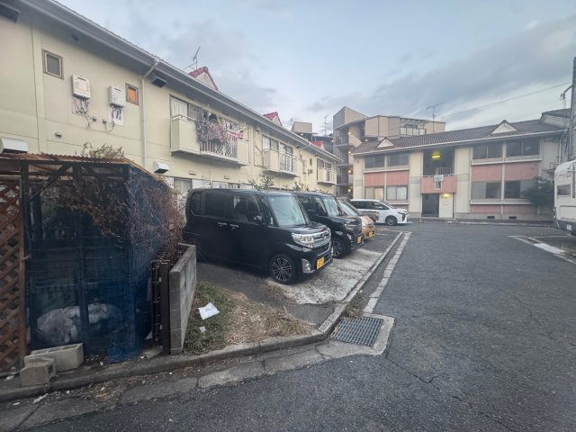 青葉丘ハイツ　A棟の駐車場