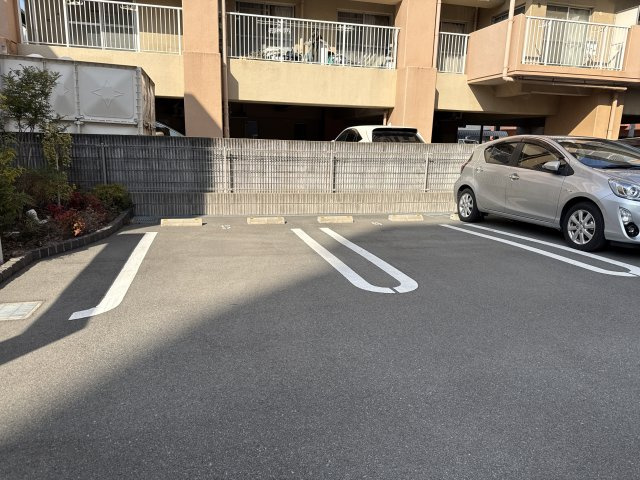 メゾンブリエの駐車場