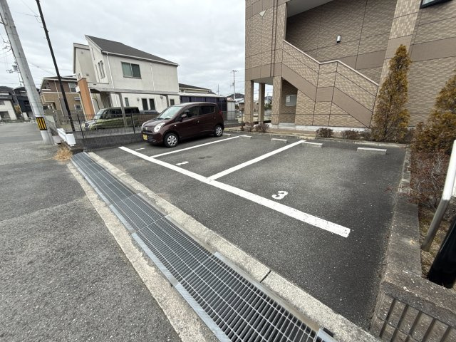 ルミナスコートの駐車場