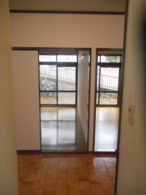 シティハイム　ファミールの居間・リビング|玄関から居室方向