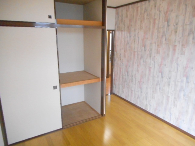 シティハイム　ファミールの居間・リビング|アクセントクロスがお洒落な明るくて快適な洋室４．５帖