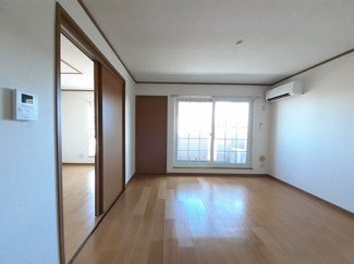 【居間・リビング】 | リュミエール・エスト　Ｂ | ゆったり過ごせる居間です