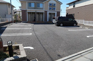 【駐車場】 | ラシーヌ | 駐車場に車を止められます