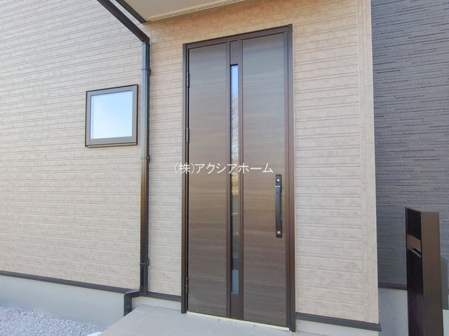 所沢市北野2丁目・全2棟　新築一戸建　1号棟　～角地～の玄関