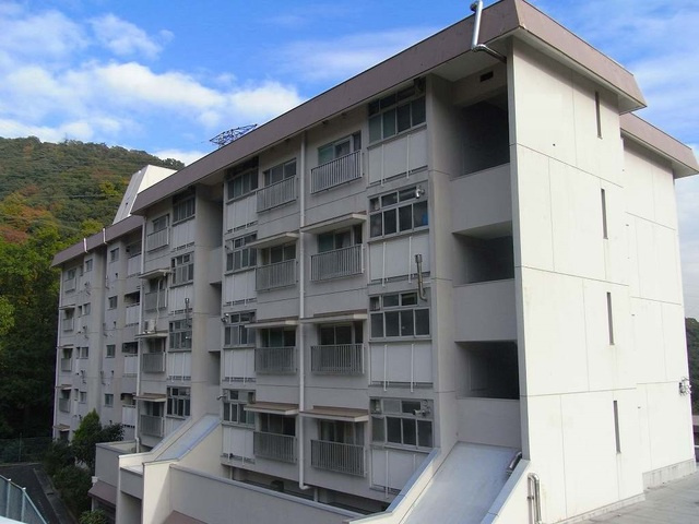 鶴甲コーポ10号館の外観