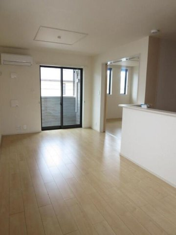 テラ・クオーレＢの居間・リビング|こちらのリビングで趣味の時間をお楽しみください