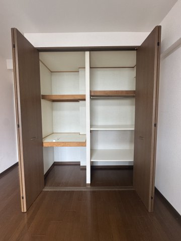 アスリート新大阪2の収納|アスリート新大阪Ⅱ　クローゼット