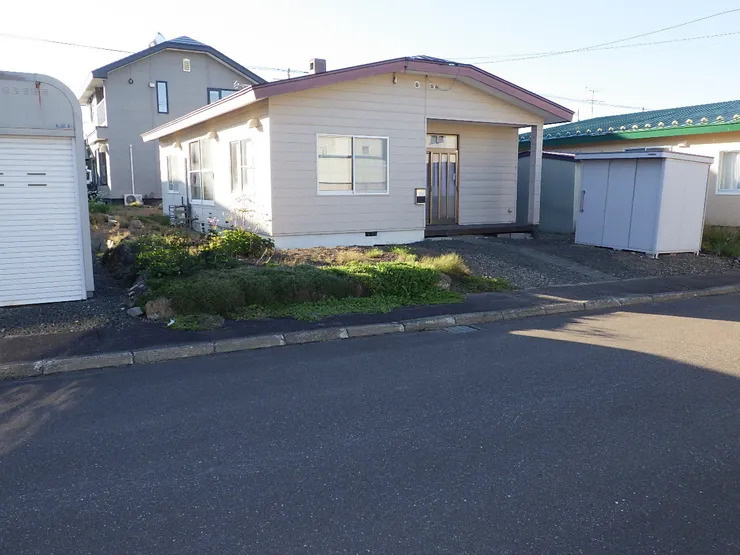 紋別郡遠軽町東町３丁目　平屋建て中古売家の前面道路含む現地写真