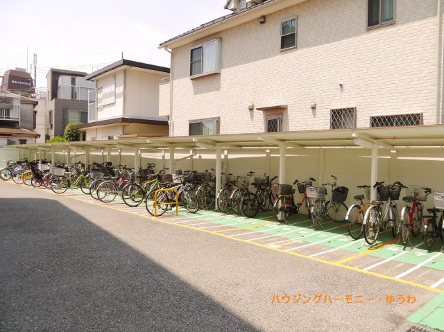 【駐輪場】 | 蓮根サンハイツ | 屋根付きの駐輪場となっていますので、雨の日でも大切な自転車が濡れずに済みます。