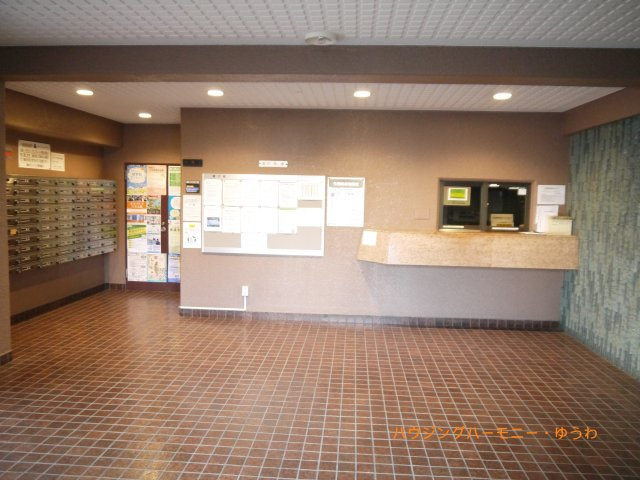 【ロビー】 | 蓮根サンハイツ | 重厚感溢れるエントランスは、マンションの優雅さを示す特徴でもあります。