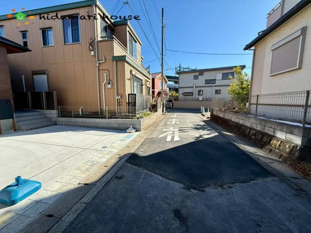 上尾市原市(universal edition)　新築平屋戸建　ブルーミング01の前面道路含む現地写真
