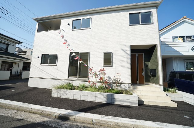 【横浜市瀬谷区橋戸3丁目57-7全2棟新築戸建て】★仲介手数料無料★（瀬谷第二小学校・下瀬谷中学校）の外観|白を基調とした清潔感ある外観。シンプルながらも玄関まわりのアクセントが映えるデザイン。角地ならではの開放感があり、陽当たり・風通しともに良好。街並みにも自然と馴染む、長く愛せる一邸です。