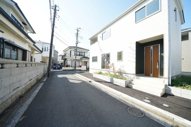 【横浜市瀬谷区橋戸3丁目57-7全2棟新築戸建て】★仲介手数料無料★（瀬谷第二小学校・下瀬谷中学校）の前面道路含む現地写真|前面道路はゆとりのある幅員で、車の出し入れもスムーズ。交通量も落ち着いており、静かな住環境が広がります。角地のため視認性も高く、開放感を感じられる立地です。