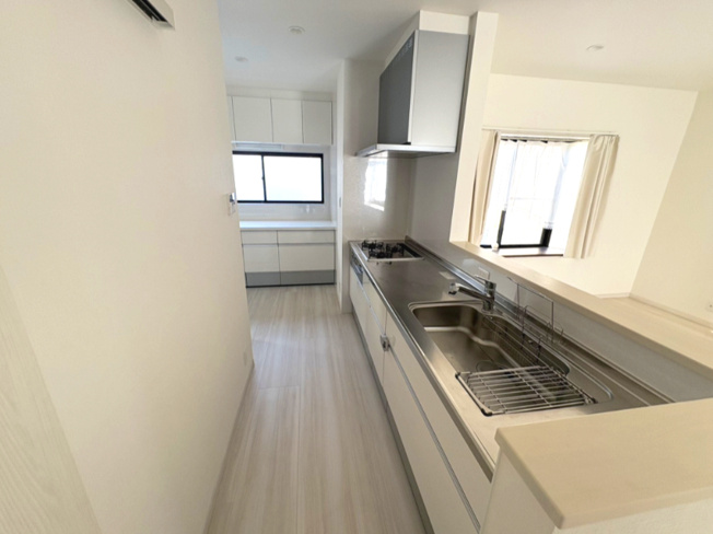 【キッチン】 | 西大寺中野　戸建 | 対面キッチン　カウンターあります。