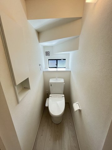 【内装】 | 福岡市南区弥永2丁目3期　1号棟（全2棟）【仲介手数料無料・0円】 | 施工例。1階のトイレです。施工例は完成時と異なる場合があります。