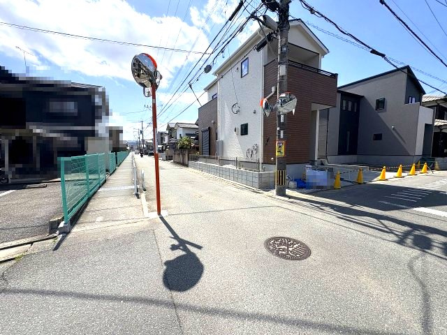 【その他】 | 福岡市南区弥永2丁目3期　1号棟（全2棟）【仲介手数料無料・0円】 | 現地写真。前面道路です。