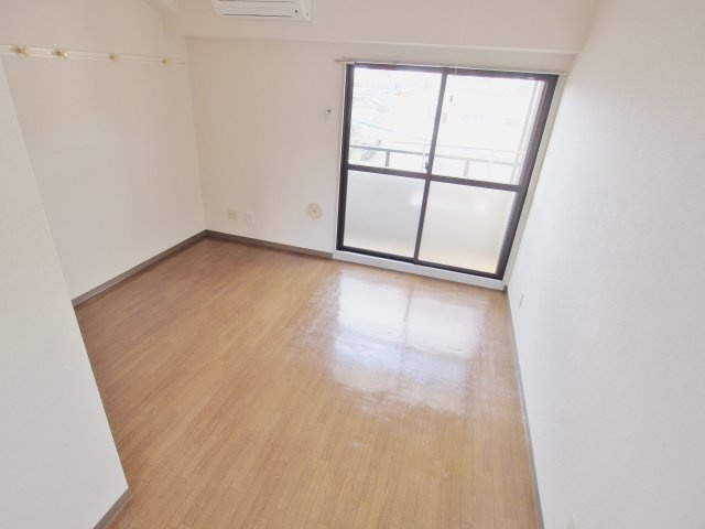 岩崎ビルの居間・リビング