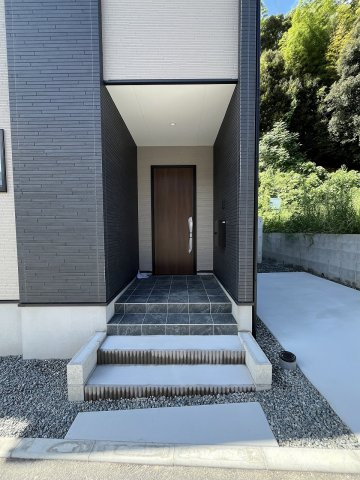 【玄関】 | 福岡市南区弥永2丁目3期　2号棟（全2棟）【仲介手数料無料・0円】 | 施工例。施工例は完成時と異なる場合があります。