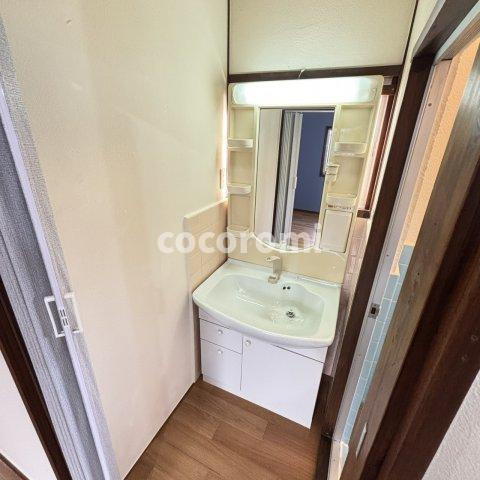 藤阪東車庫付戸建ての洗面所