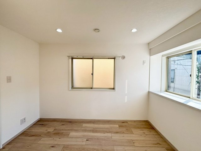 新宿区北新宿2丁目　中古戸建の洋室|全居室２面採光のため、日差しが差し込む明るいお部屋です！

現地ご見学希望・資料請求などお気軽にお問い合わせ下さい！
03-5990-5201