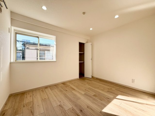 新宿区北新宿2丁目　中古戸建の洋室|部屋収納もバッチリです！見せる収納も流行っていますが、やはり見せない収納も大切ですね。

現地ご見学希望・資料請求などお気軽にお問い合わせ下さい！
03-5990-5201