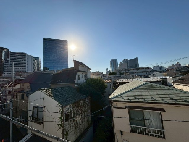 新宿区北新宿2丁目　中古戸建の展望|大きな空に包まれて、太陽の光をたっぷりと浴びながら過ごす毎日は、自然と家族の笑顔で溢れます。

現地ご見学希望・資料請求などお気軽にお問い合わせ下さい！
03-5990-5201