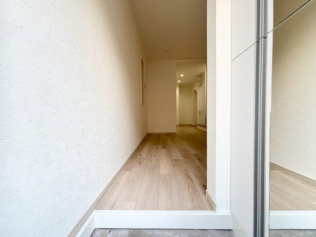 新宿区北新宿2丁目　中古戸建の玄関|お出かけ前の身だしなみチェックに役立つ鏡と収納完備の玄関です。

現地ご見学希望・資料請求などお気軽にお問い合わせ下さい！
03-5990-5201