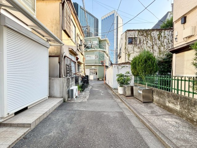 新宿区北新宿2丁目　中古戸建の前面道路含む現地写真|子育てしやすい住環境！教育施設や商業施設も徒歩圏内に充実。

ご内見希望・資料請求などお気軽にお問い合わせ下さい！
03-5990-5201