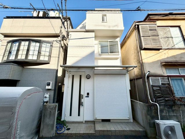 新宿区北新宿2丁目　中古戸建の外観|清潔感のあるシンプルな外観が特徴の戸建。

現地ご見学希望・資料請求などお気軽にお問い合わせ下さい！
03-5990-5201